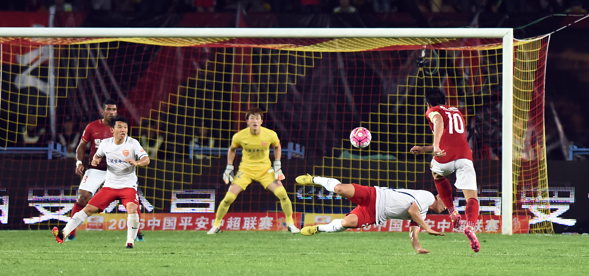 关于精彩足球比赛的关键战术，谁将击败对手赢得胜利？的信息